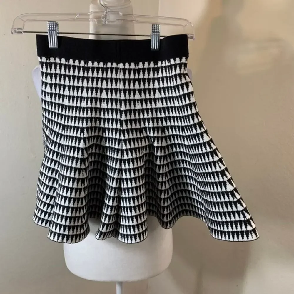 FOREVER 21 Women's Skirt Black and Whith size S cute Hounds tooth circle skirt
